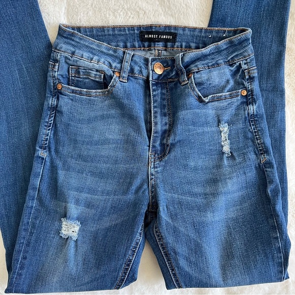 Almost famous size 5, distressed skinny jeans - Picture 8 of 10